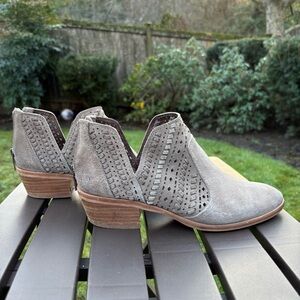 Vince Camuto Prasata Suede Ankle Boots/Booties Gray/Taupe Women’s 8.5M